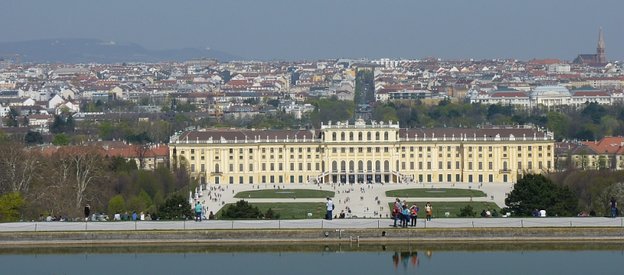 Вид на дворец Шенбрунн с Глориетты