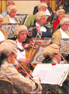 Венский оркестр Моцарта, исполнители выступают в костюмах эпохи Моцарта