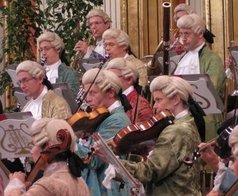 Венский оркестр Моцарта выступает в костюмах эпохи композитора