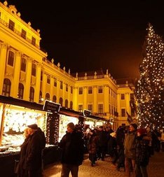 Новогодний рынок в Вене перед дворцом Шенбрунн