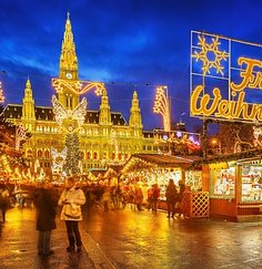 Рождественский рынок перед ратушей собирает в Вене миллионы туристов со всего мира