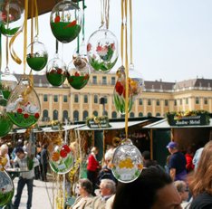 Пасхальный рынок перед дворцом Шенбрунн
